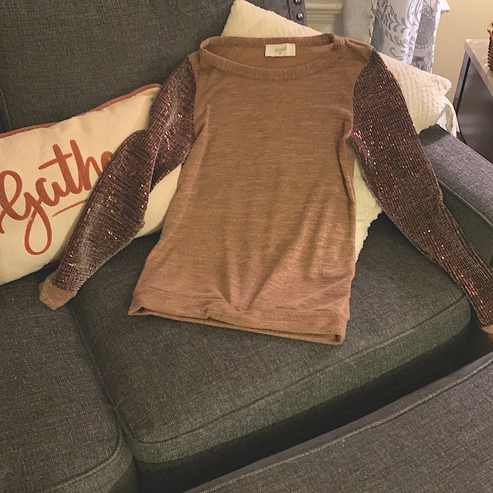 31:25 local boutique top. Soft material in the middle with sequin sleeves.